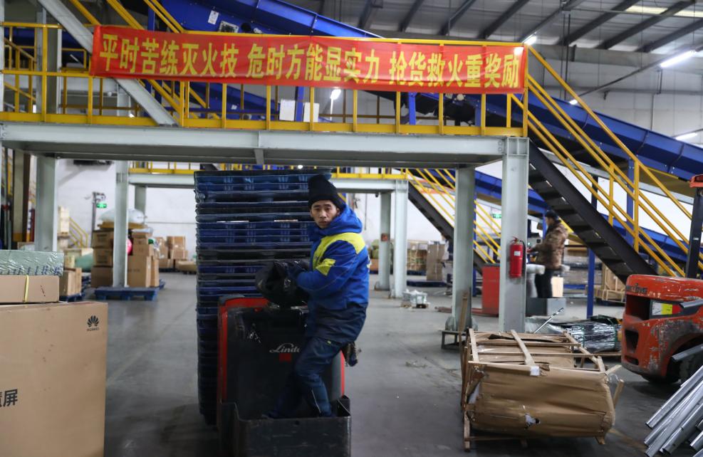 快递分拨中心双十一视频,双11快递分拣视频热火朝天