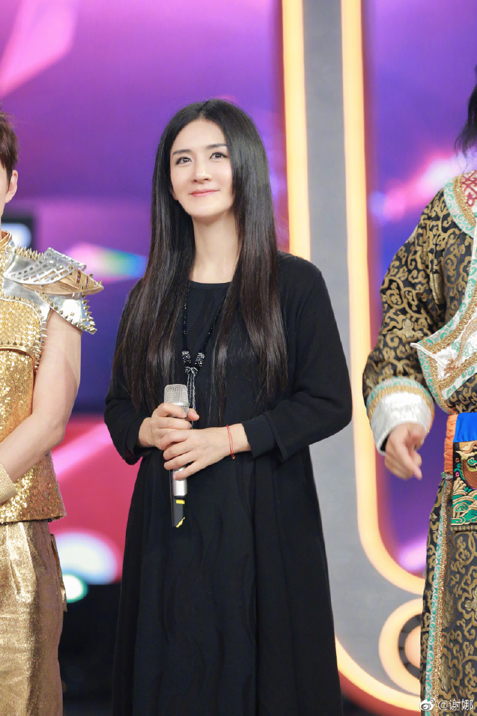 谢娜晒女儿们自己做的生日卡片,谢娜晒女儿做的手工自制零食