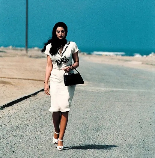 莫妮卡•贝鲁奇穿开叉裙,身材火辣不似55岁,10岁女儿颜值却被嘲