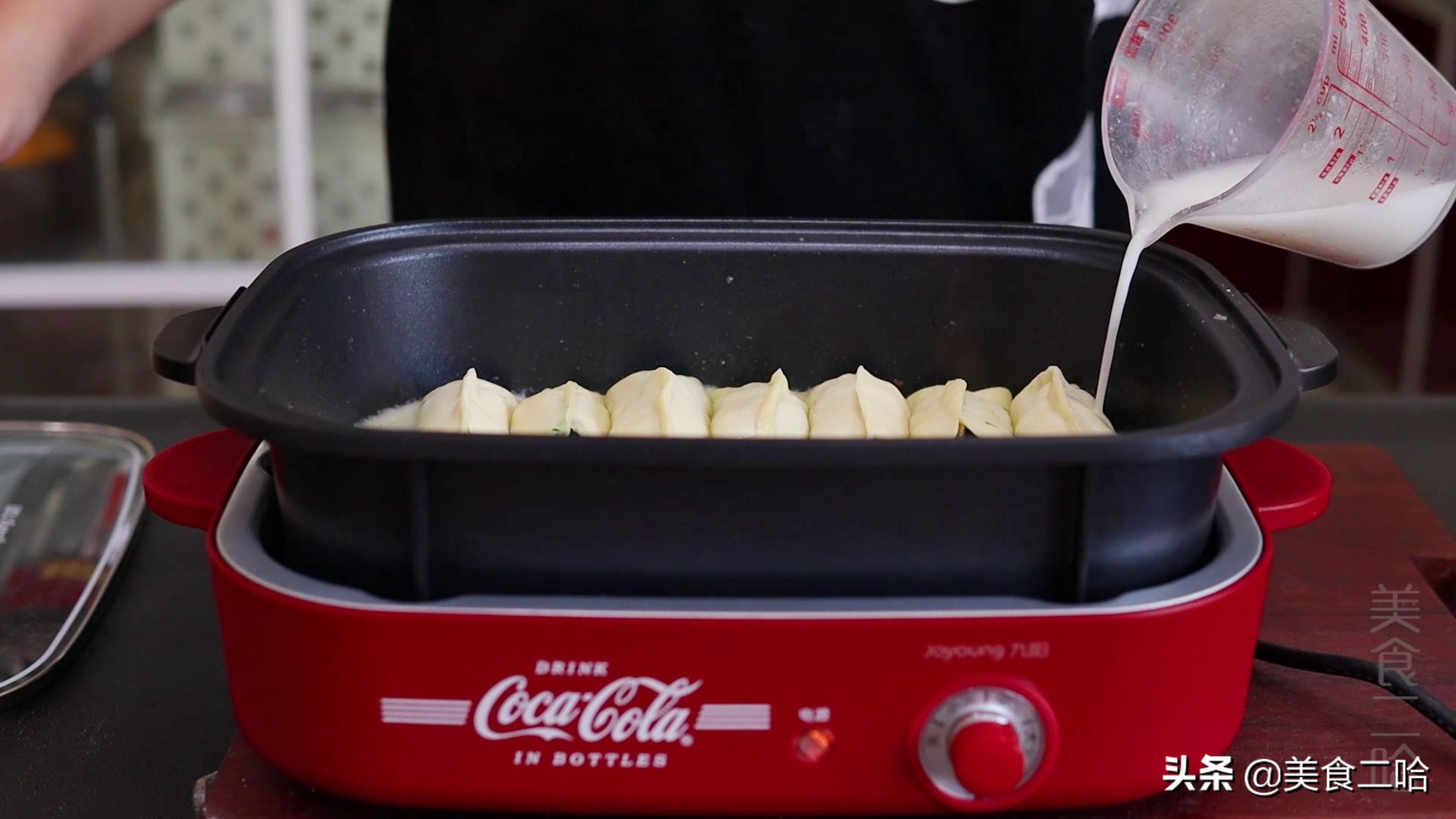 做锅贴的面粉水,烙锅贴怎么不糊底