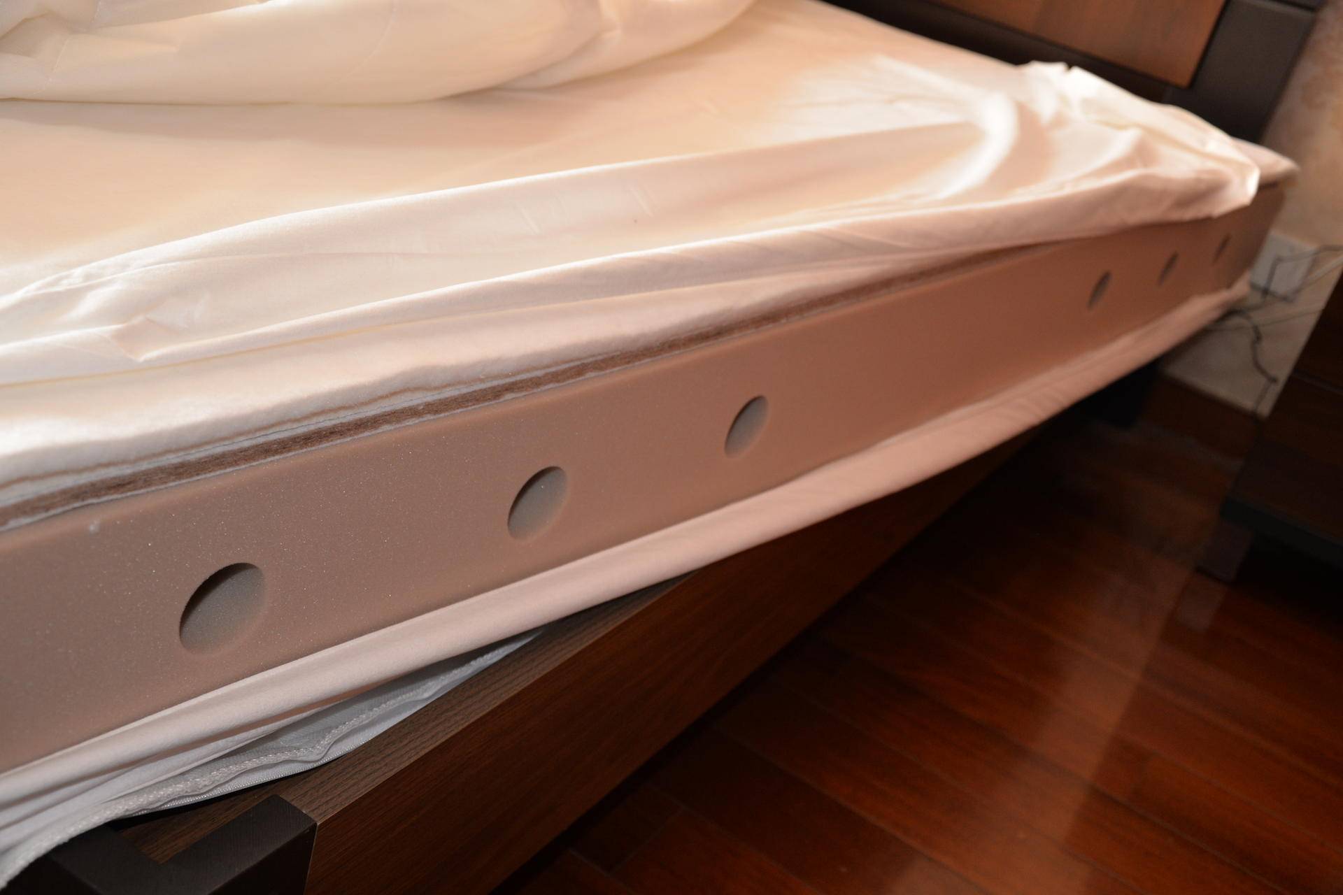 孝敬父母篇二：你们的满意是我的目标—8H黄麻透气护脊床垫