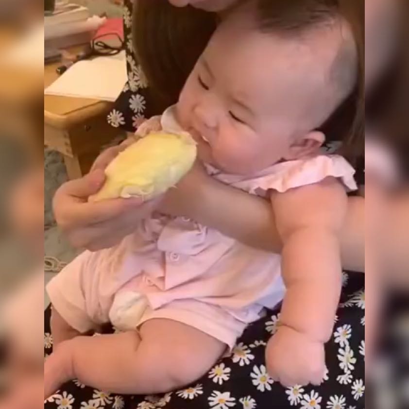 盘点那些第一次吃榴莲的萌娃,萌娃第一次吃榴莲表情变化太搞笑