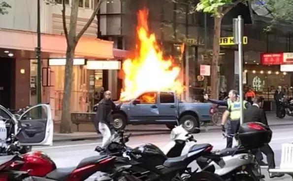 华人在澳洲被辱骂,澳大利亚一群青年当街袭击亚裔