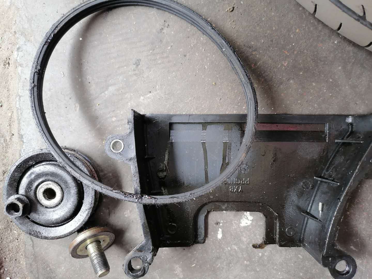 发动机漏油和烧机油大修多少钱,发动机漏油维修费用明细表