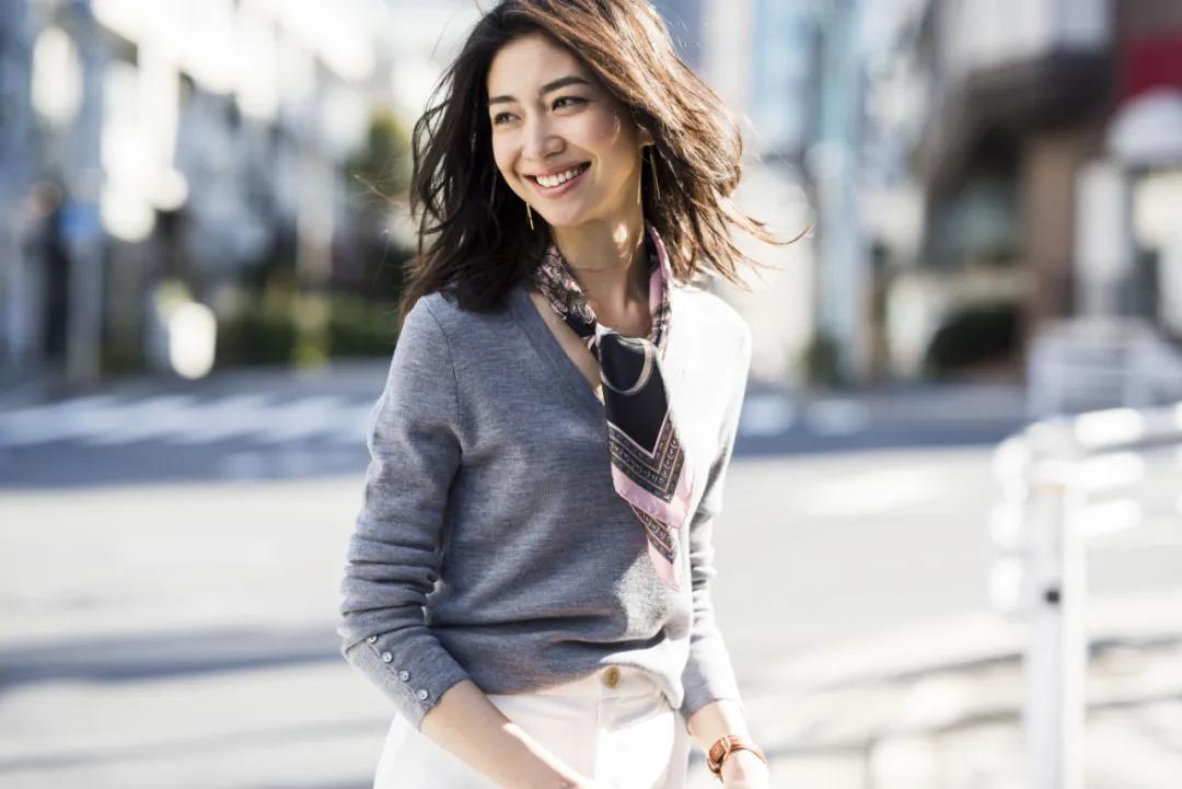 一条方丝巾怎么穿出时尚,素色丝巾的系法大全简单又好看