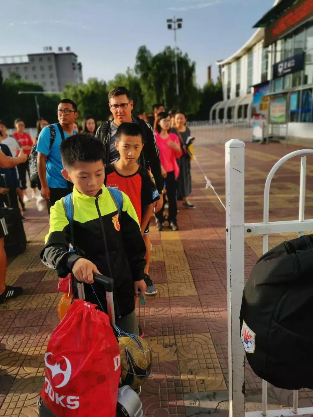 热烈祝贺足球俱乐部夺冠,榆林17届足球联赛冠军