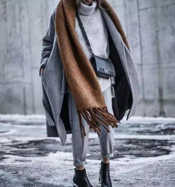 适合羽绒服显脸小围巾的系法,怎么给女生系围巾不会显脸小