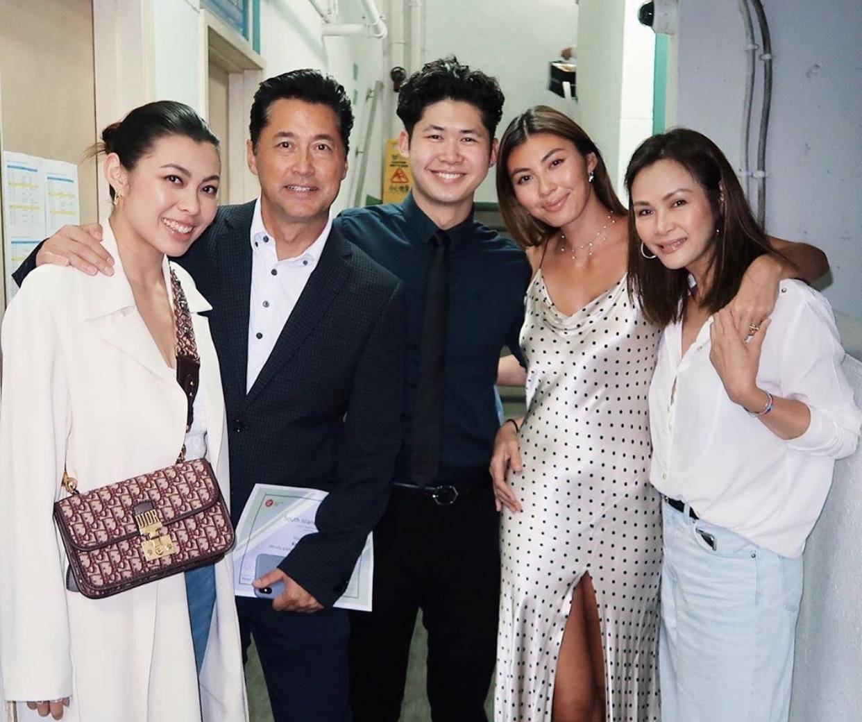 甜蜜！香港著名演员庆与太太结婚28周年，两个女儿外貌身材出众