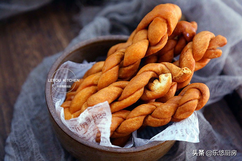 牛奶鸡蛋麻花的家常做法酥脆松软,面粉炸软麻花最简单做法