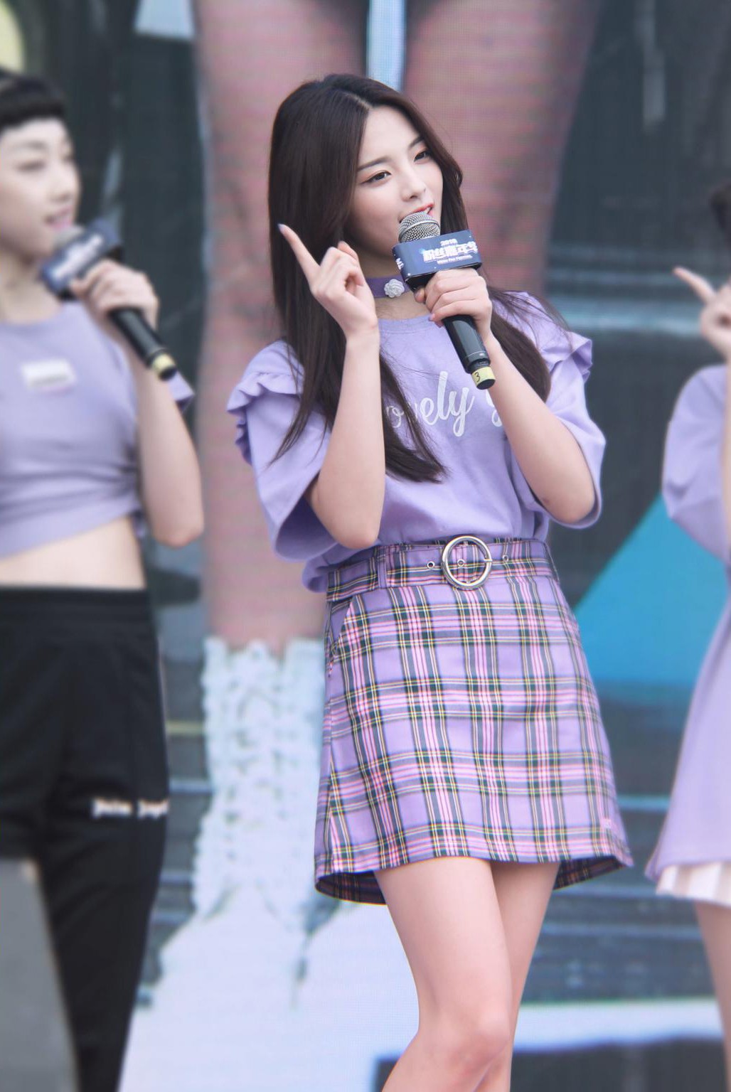 再不说杨超越土了，穿黑色卫衣牛仔裤，气场飙升直逼孟美岐