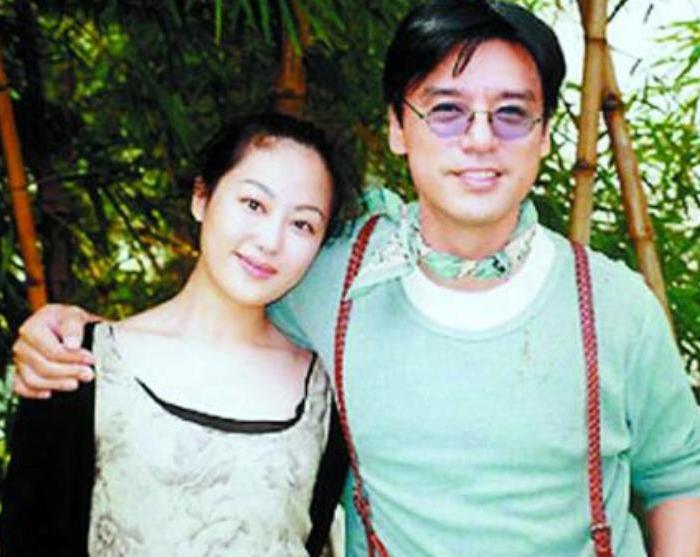 现在是章小蕙有钱还是钟镇涛有钱,钟镇涛和章小蕙到底欠多少钱