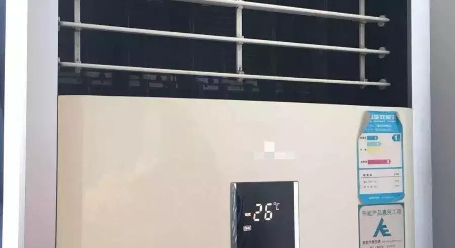 小伙吹一夜空调导致面瘫,吹风扇吹出面瘫视频