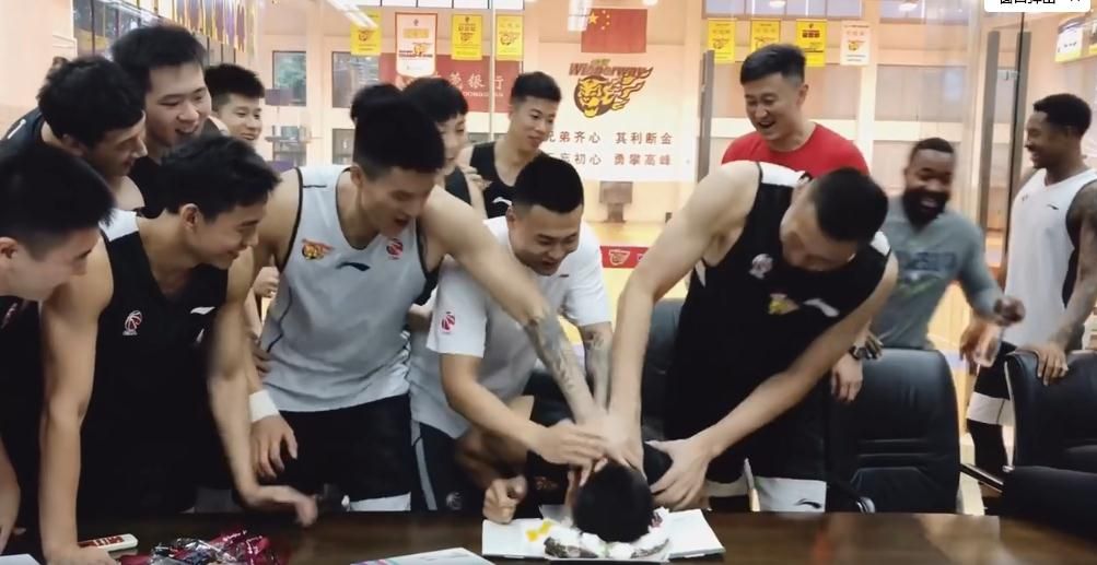 易建联补办生日！全队为他准备生日“惊喜”，最后他给阿联递纸巾