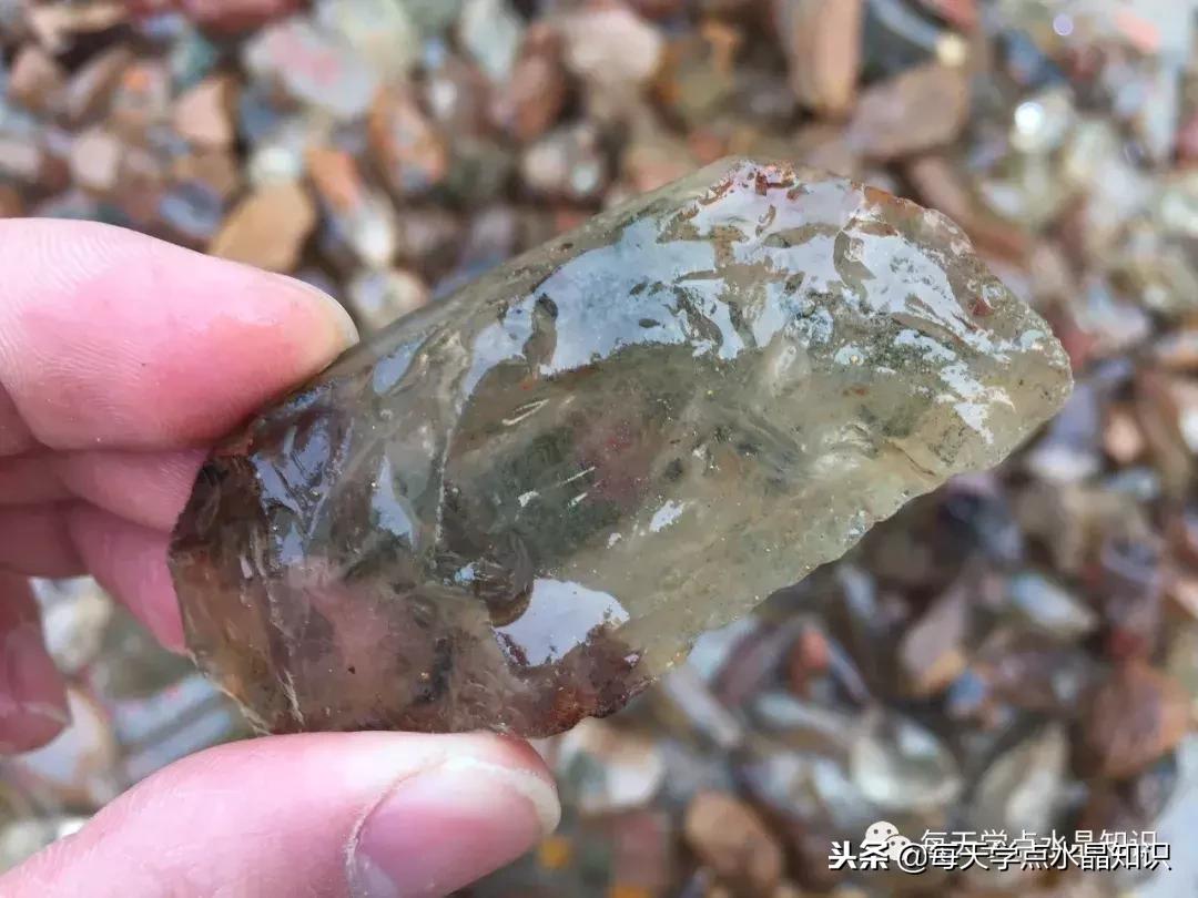 天蒙蒙亮赶个早市看一看天然水晶毛料市场