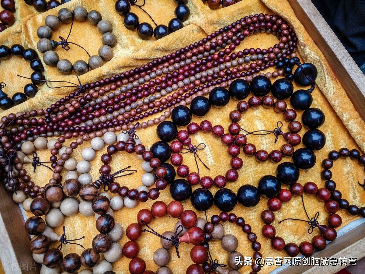 白色包皮方又小，包的翡翠和玛瑙，游到汉口不见了（打一食物）