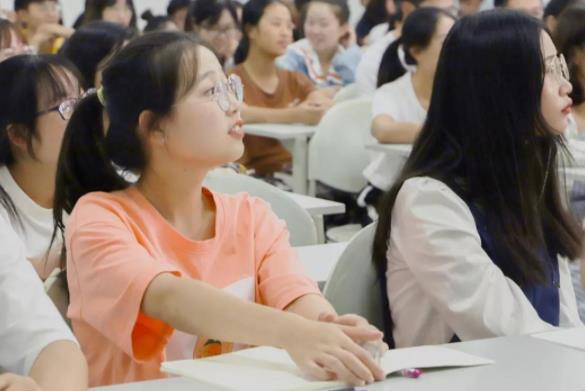 大学户口迁移必须是大一新生吗,大一新生户口迁移好还是不迁好