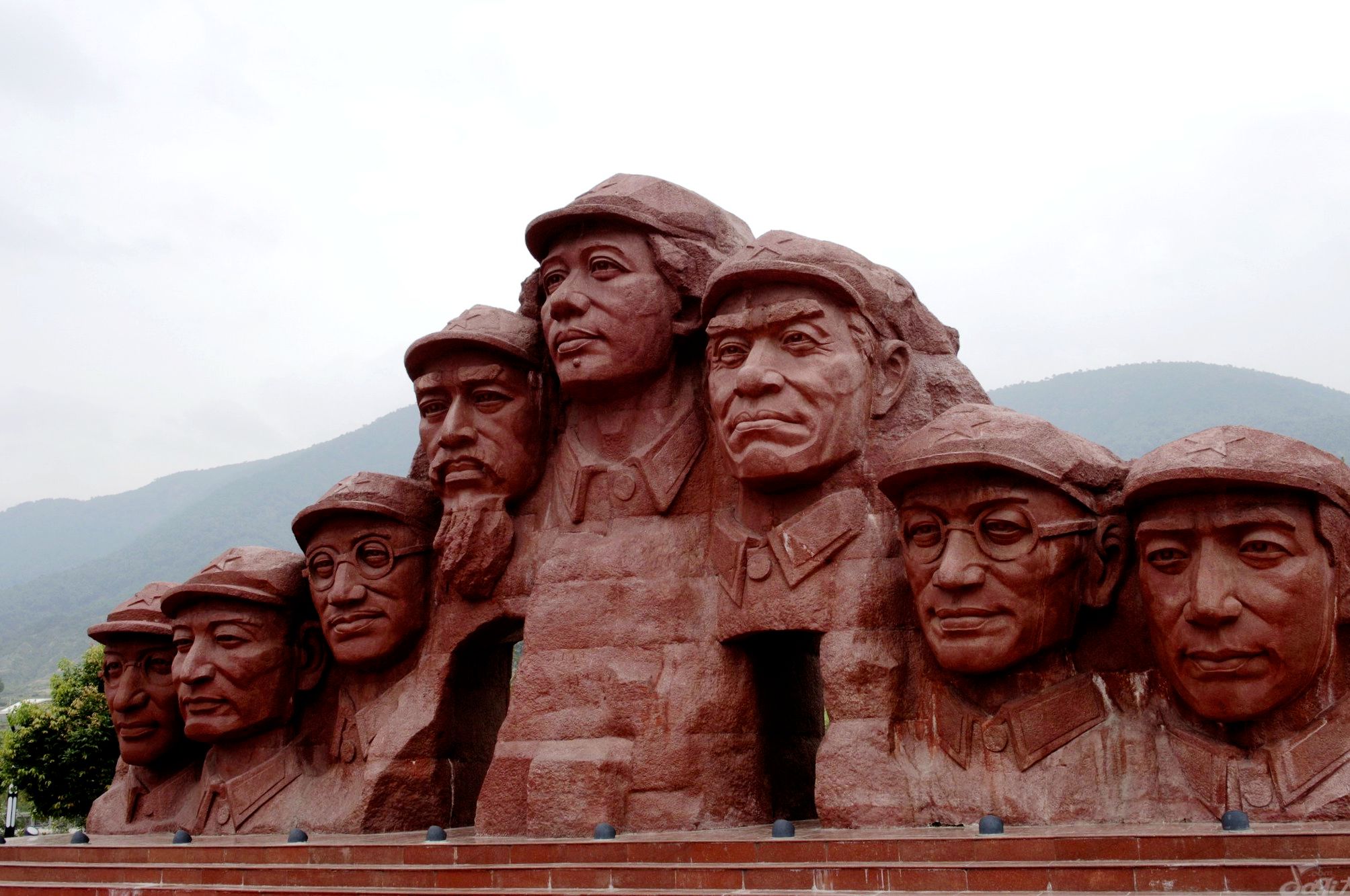 终于弄清楚，红军长征时飞夺的泸定桥由12164个铁链组成