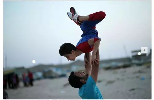 9岁小男孩吃炸鸡,男子吃炸鸡导致胸部发育