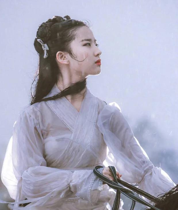 女明星淋雨视频,淋雨的女明星