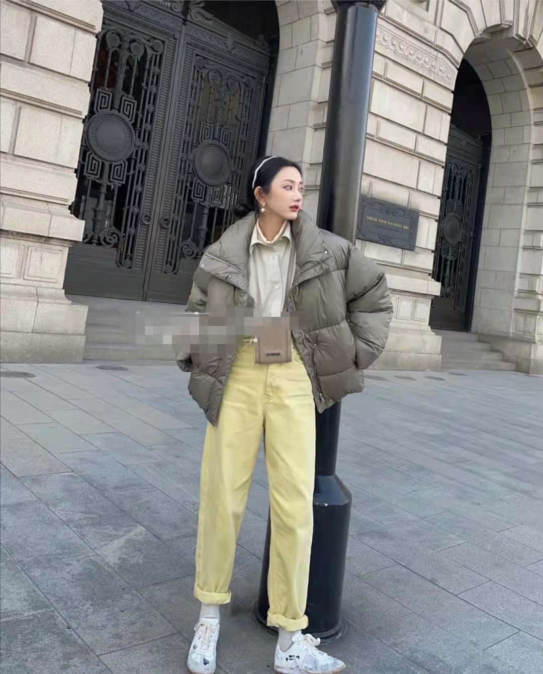 羽绒服女款爆款小个子短款马甲,卡其色短款羽绒服适合配的下装