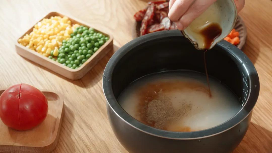 电饭煲生存指南，一键做一只番茄饭+蜜汁鸡翅+香软蛋糕