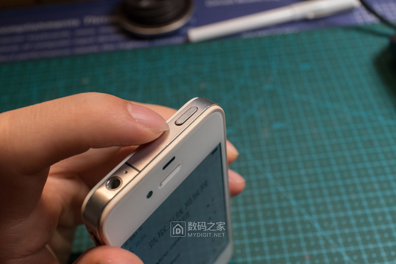 把未拆封的iphone4做成标本,iphone4被做成标本