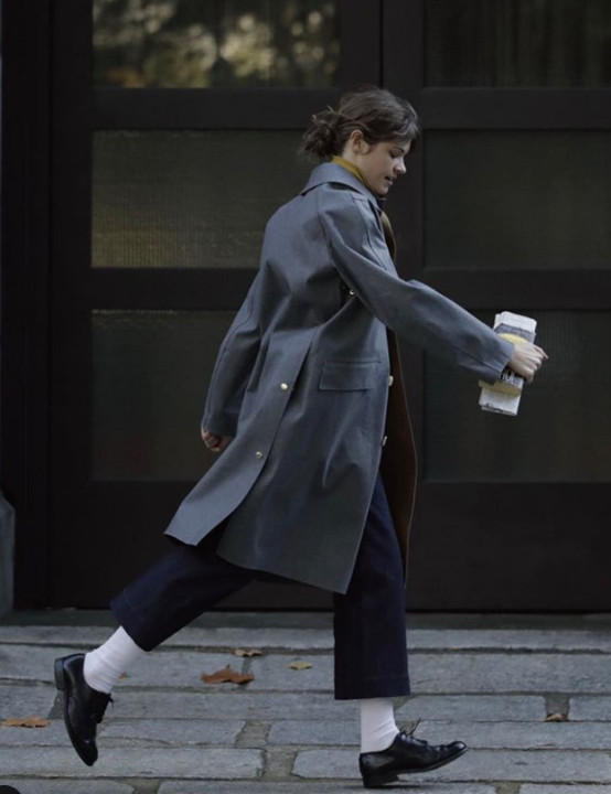 毛衣宽松慵懒风配复古色牛仔裤,复古深蓝牛仔裤灰色毛衣