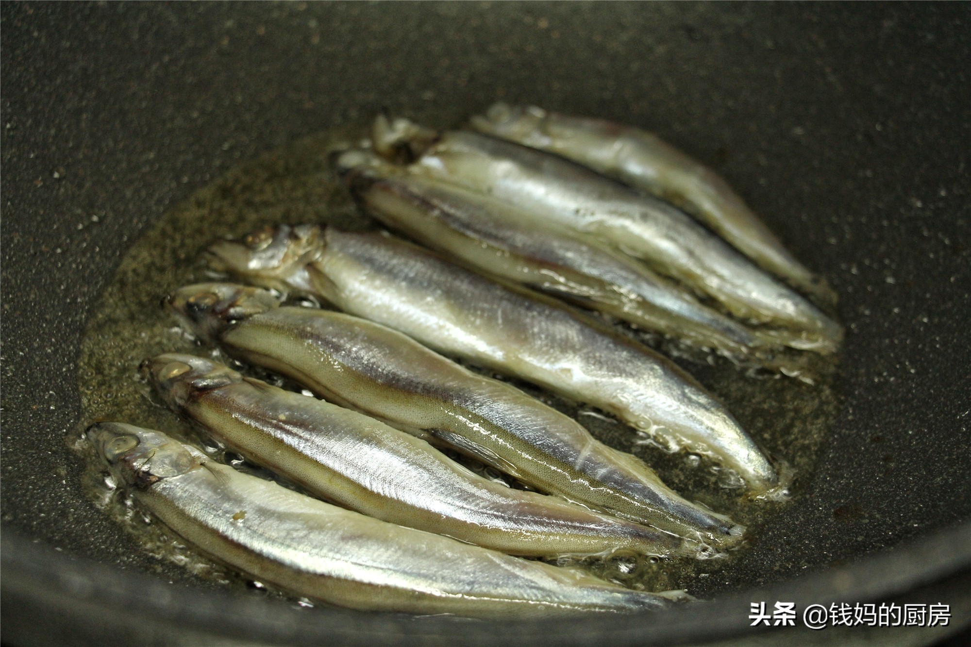 每次去超市碰到这鱼都会买，2元1条，煎一煎下酒真的很香