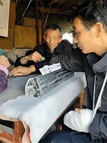 搞笑gif目光全在腿上了,爆笑gif动图我们一起出去霸气一点