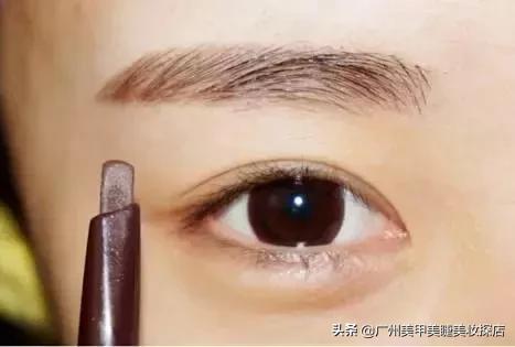 「广州美甲美妆培训探店」眉毛怎样修更标准？修眉的两种方式盘点