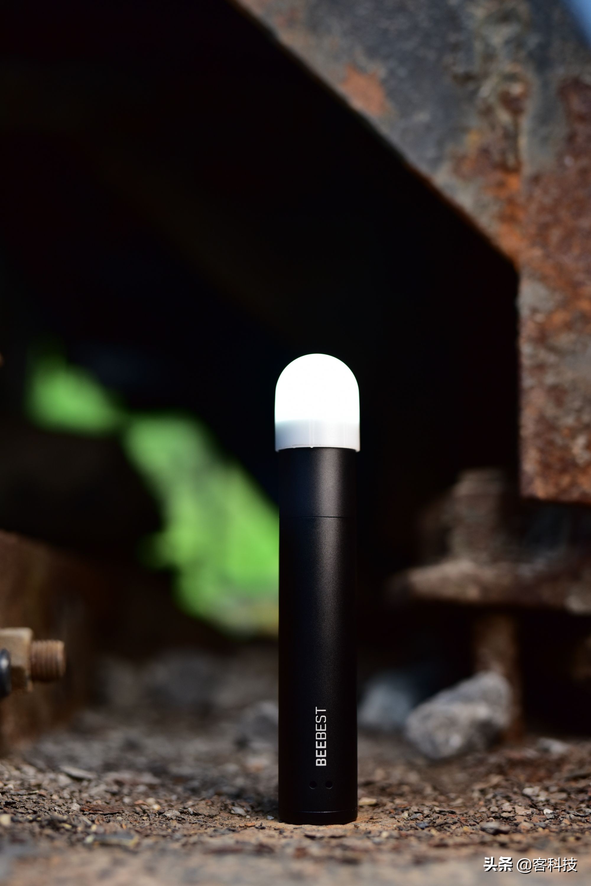 极蜂强光手电使用视频,超强光手电射程一万米推荐