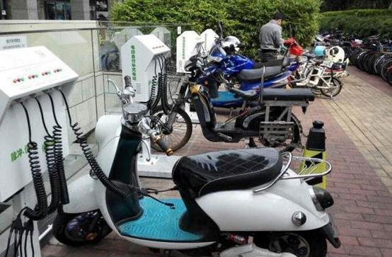 一女子买完电动车，骑完直接把电瓶拆了，是因为周某回来了？