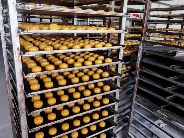 月饼伪造窝点图片,月饼造假现场曝光