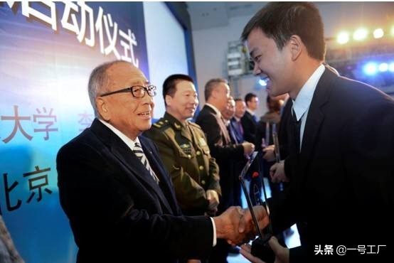 保健品和调味品利润可观,他靠这两样超李嘉诚,成英国最大投资者