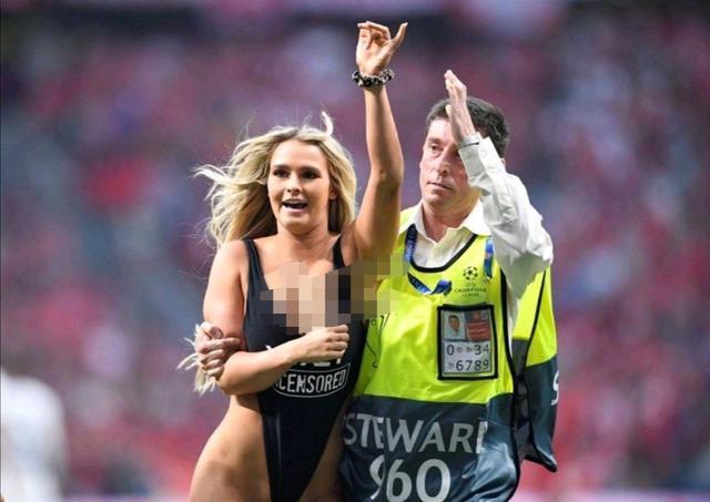 女子球场不雅行为遭谴责,女球迷球场不雅行为遭谴责