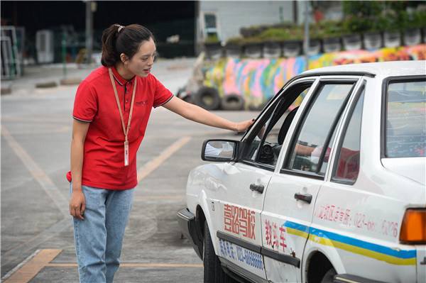 重庆一驾校因标语成网红学过车的你，一定是笑中带泪吧？