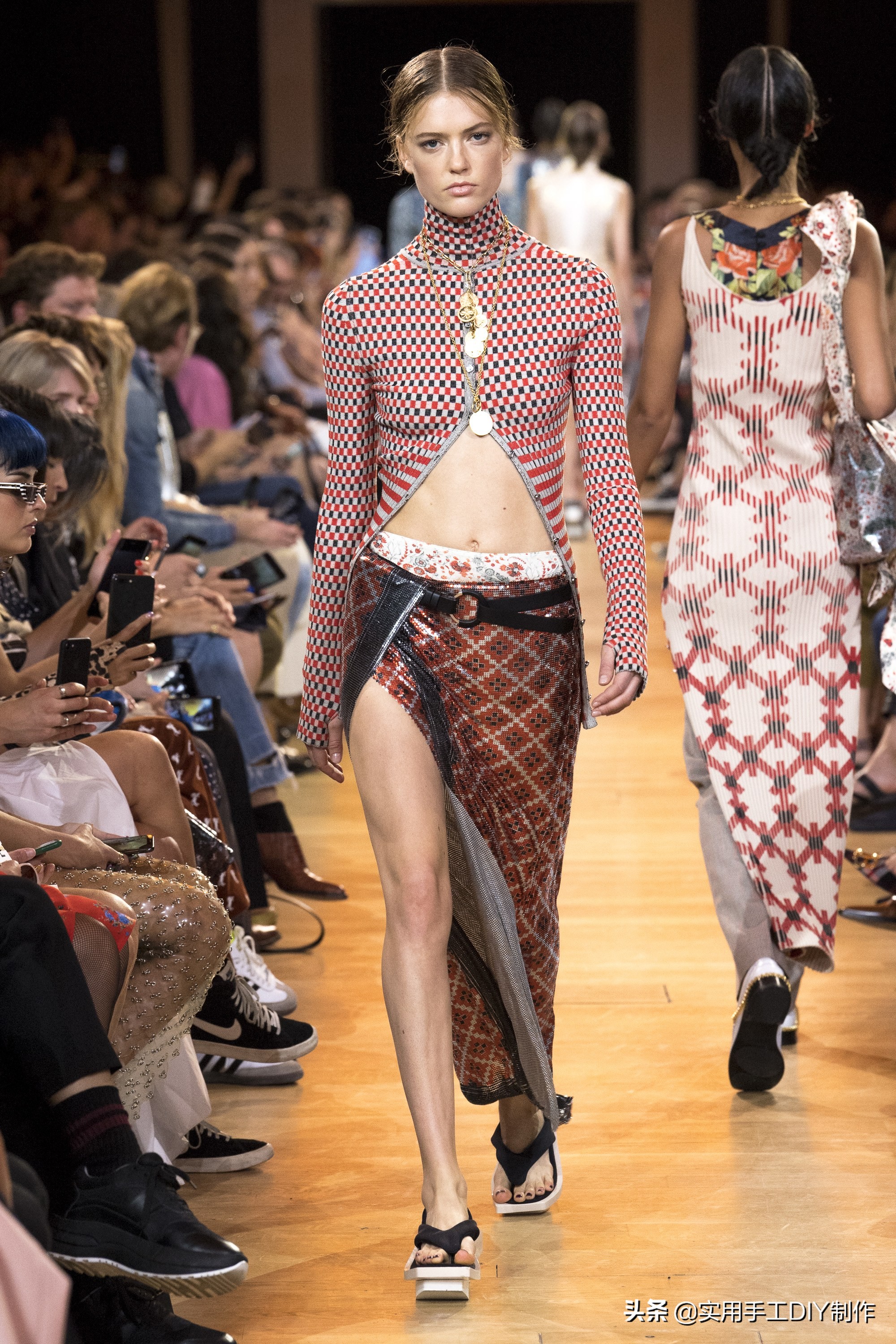 时装周pacorabanne系列2020,pacorabanne2021春夏系列金属长裙