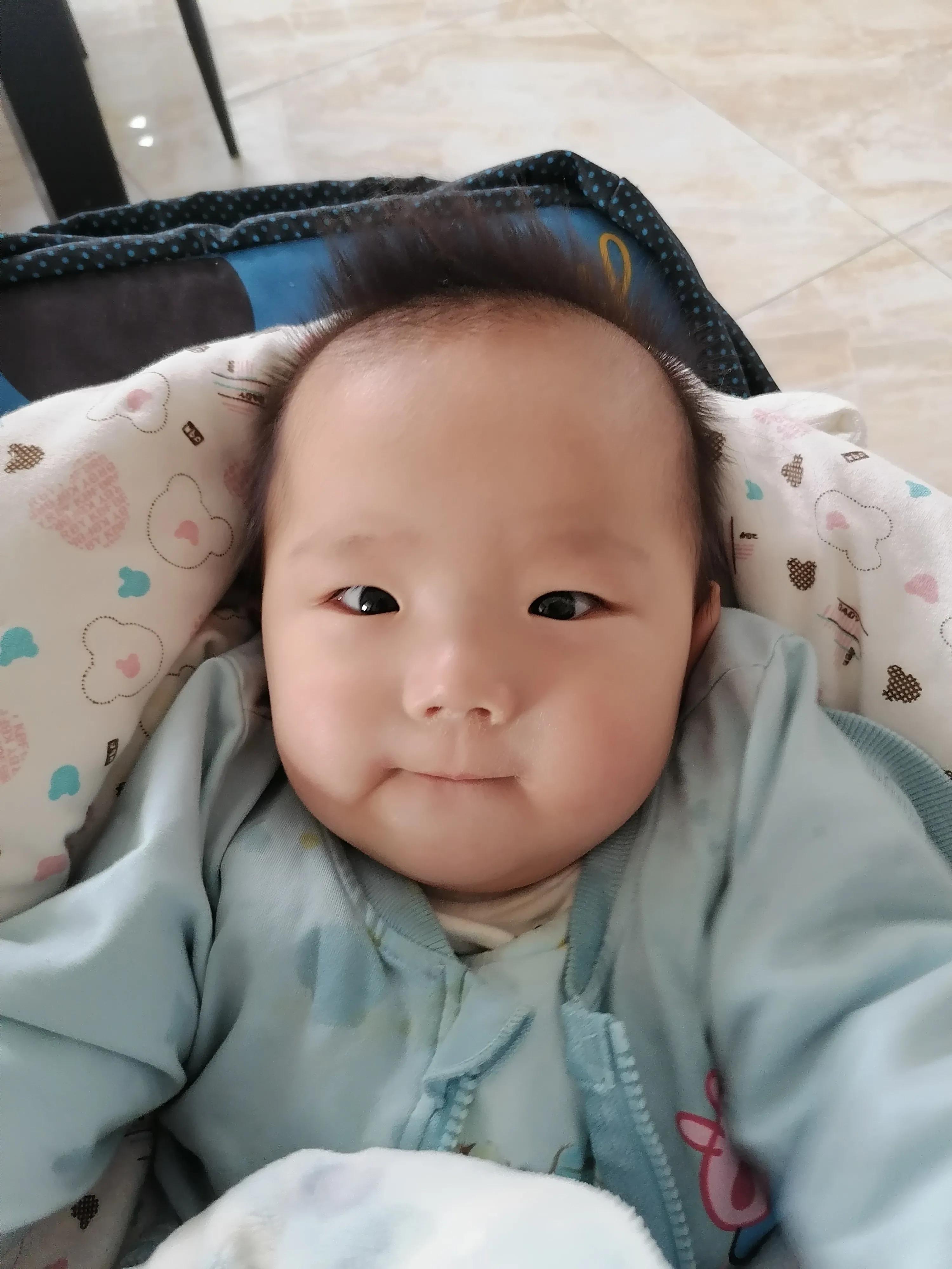 小孩刚吃完奶就吐了是怎么回事,孩子刚吃完奶总是吐出来