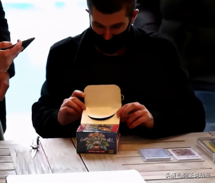 油管大神直播开箱宝可梦原盒,宝可梦卡片开箱直播