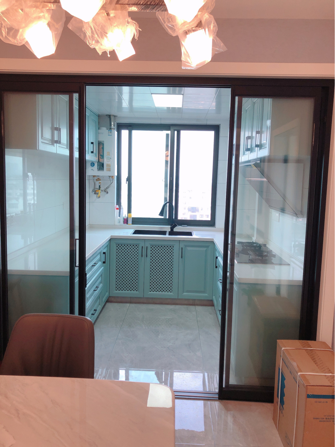 打扫干净准备通风去甲醛，窗帘还是纯色好看，厨房蓝色柜最为漂亮