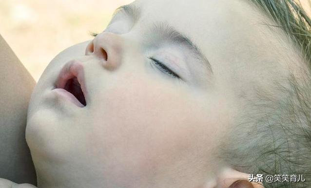 宝宝一直张着嘴睡觉,宝妈们千万不要忽视