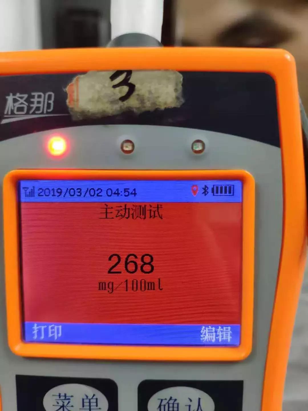 油门当刹车被撞男子奇迹脱险,男子骑车险被铁门砸到