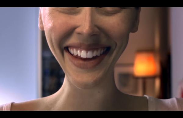 女孩变成橡皮人的电影,女孩的身体像橡皮泥