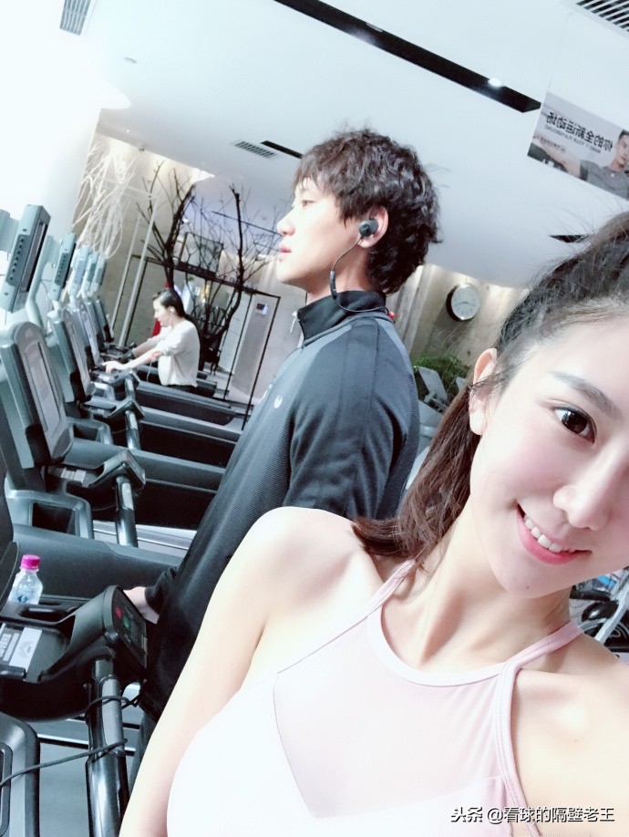 他是拥有千万级年薪的国足运动员，娶得爱运动的校花娇妻身材傲人