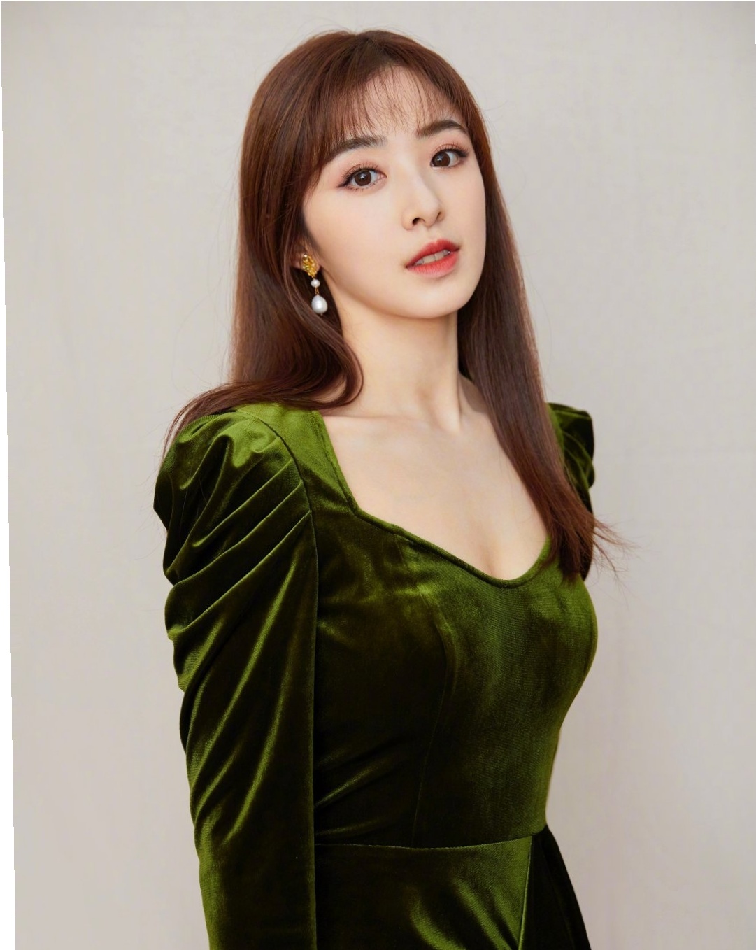 丝绒中长款高级感,今年就穿复古的衣服