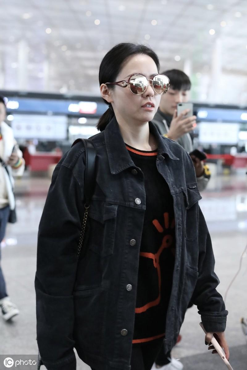 张靓颖的机场穿搭,张靓颖机场街拍蓝色平底鞋