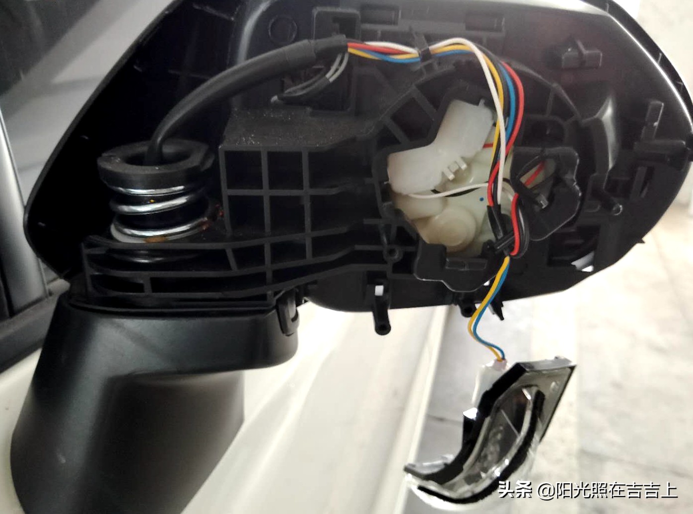 2019款卡罗拉入手记（3）倒车撞坏后视镜，新手第一撞该如何处理