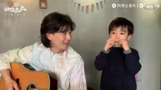 朴树戴狗头帽唱歌，在网易云看相信未来义演的你们，真见证历史了