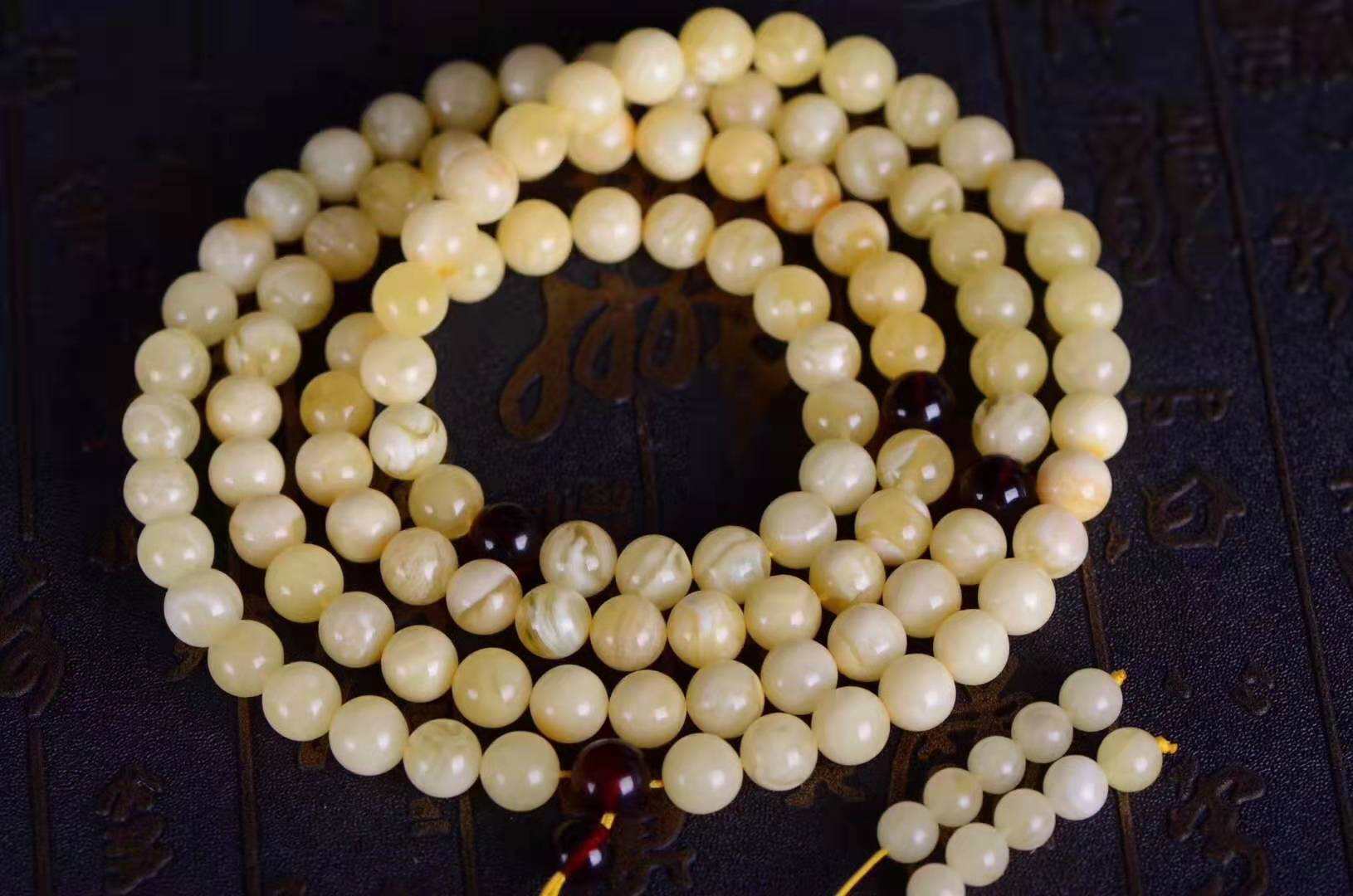 365紫光灯光下蜜蜡真假对照图,辨别蜜蜡真假的小窍门