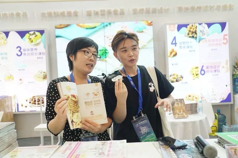 90后女孩直播卖农产品,00后美女吃美食直播